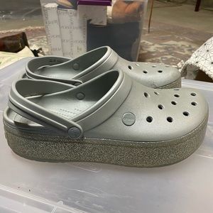 Crocoband platform clog in sparkly silver